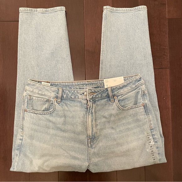 American Eagle Strigid Mom Jean in ‘Blue Breeze’ - Picture 6 of 9